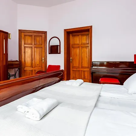 Red Apartament *